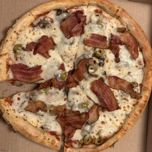 Easy Baked Original Crust 12&quot;, Applewood Smoked Bacon, Green Olives, Pepperoni, Funghi