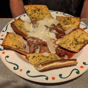 Lasagna and lots of yummy garlic toast!