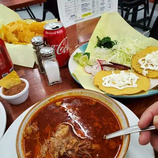 Birria de res con tostadas