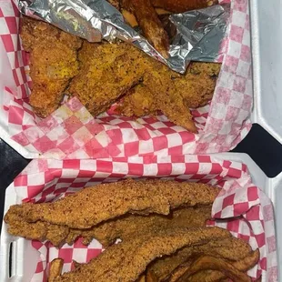 Fish dinner and 10pc wings(spicy Hawaiian and lemon pepper)  The food here is amazing and I recommend you trying it!