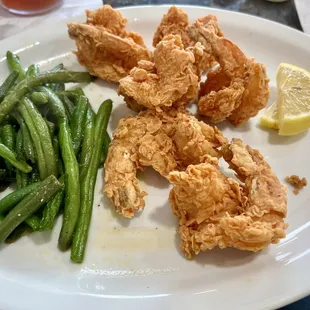 Six fried jumbo shrimp with fresh green beans