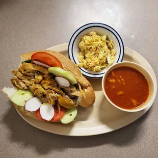 Delicioso Pan Con Pollo un savor inexplicablemente rico totalmente lo recomiendo.