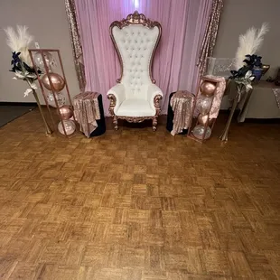 Backdrops, flower bouquets, thronechair + other essentials