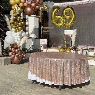 An arch balloons decorated by Nena's party supplies &amp; rentals