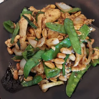 Stir-Fried Chicken with Roasted Peanuts