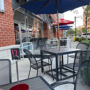 Outdoor seating.   Not too noisy.