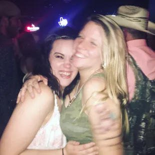 Love going here on the weekends with my girlfriends. Love dancing the night away!! Always my go to place, love everything about Neon.