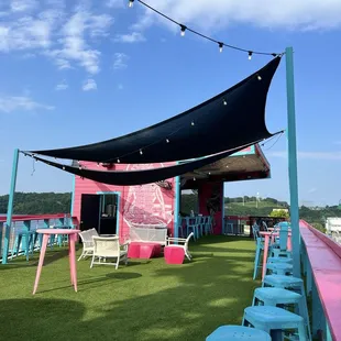 The top bar by the street. Cool spot !