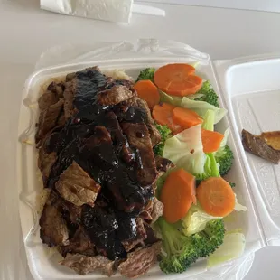 Steak plate with brown rice and veggies