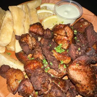 Carne frita &amp; fried yuca