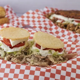 AREPAS,PATACONES Y TEQUEÑOS