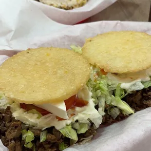 Arepas de lomito y Hamburguesa de carne