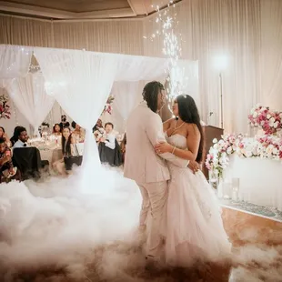 What a beautiful moment! Leiloni and Markeice&apos;s romantic dance was filled with much love and happiness.  PC:   @DerekWongPhotography