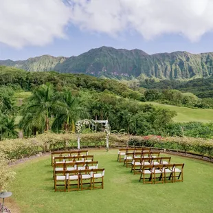 All set and ready to get Kirsten and Matt married!  Royal Hawaiian GC
PC:  Michelle Mishina Kunz, The Present Perfect