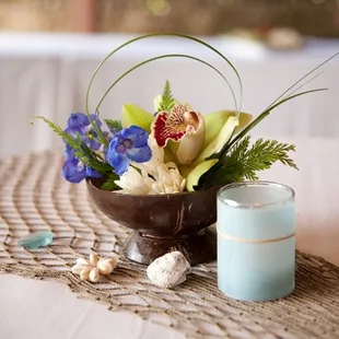 Spinning WEB creatively used a fishing net as a table runner to tie in the fishing theme. Photo by Geralyn Camarillo.