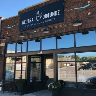 the front of a coffee shop