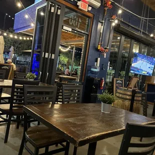 Quietish Monday nite, the BBQ next door smells amazing!
