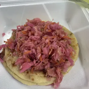 Pupusa de chicharrón &amp; frijoles Yum!!