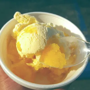 Mango water-based ice cream with vanilla ice cream