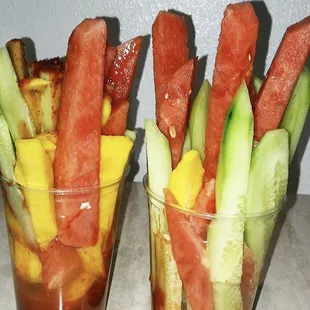 Vasos de fruta preparados con limon y tajin