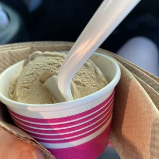 Single scoop of coffee