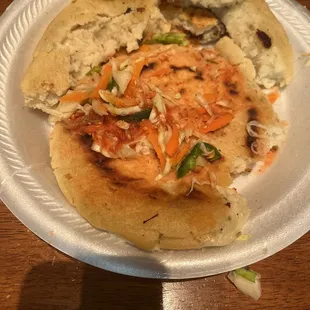 Estan demaciadas gruesas y no le ponen nada de carne y no le ponen suficiente salsa más q una bolsita pequeñita.