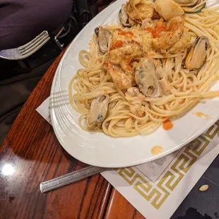  plate of pasta with clams and clams