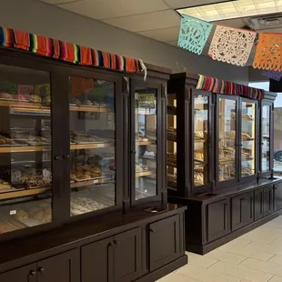 Bakery with shelves that you can pick from. Filled with kolaches, cookies, empanadas and various bread