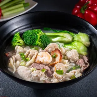 Cantonese&apos;s all time favorite combination wonton noodle soup
