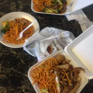 There's a picture there and put in the rice I come back there are lazy only one girl works there the other guys standing up doing shit