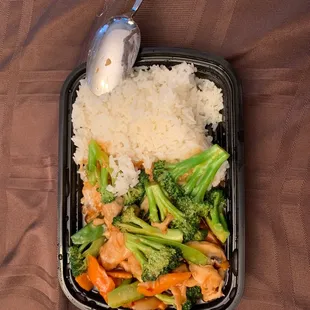 That's nothing like Sichuan chicken!!!!!!!! Not spicy and not like Chinese food. By an Chinese. 真的是美式中餐啊，我还以为是辣子鸡来着