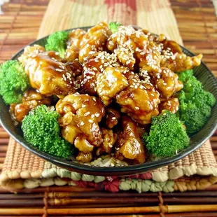 a plate of chicken and broccoli