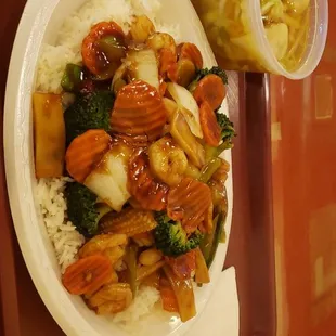 Shrimp with vegetables and wonton soup