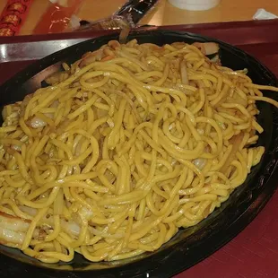 a plate of noodles on a tray