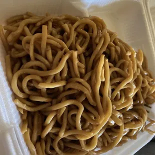 Delicious plain low mein noodles