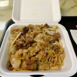 Centre Ave的成都快餐店 干炒牛河 量不大 感觉河粉比较少 有些碎 但是口感和味道还算不错 整体偏湿一些 配菜就是普通的白菜 豆芽 牛肉 肉质一般 应该是淀粉处理过了 所以口感很软 这份的牛肉超多 估计是河粉不够了用牛肉来补偿我 吃到后面河粉真的有点碎 6.5分