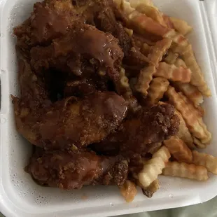 Chicken wings in garlic sauce with French fries