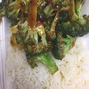 Broccoli with garlic sauce with white rice