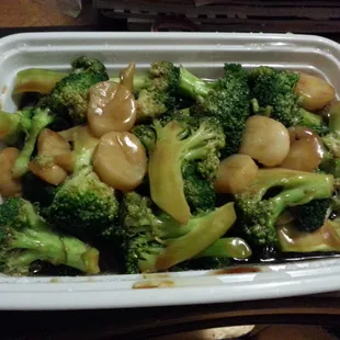Scallops and broccoli