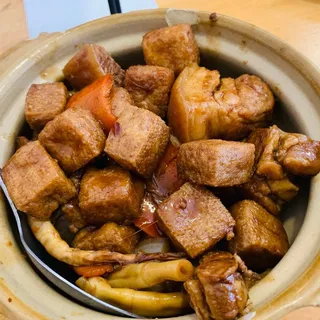 Pork Spare Ribs with Radish in Clay Pot