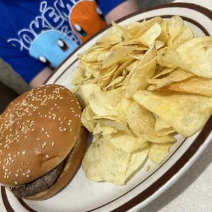 Bacon cheeseburger with chips