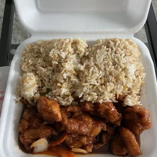 L6. General Tso&apos;s Chicken Lunch Special