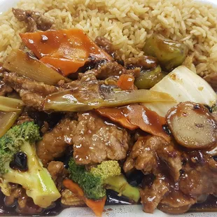 L30 Hunan Beef Lunch special, comes with choice of pork fried rice, white rice, or brown rice and soda for  $5.75.