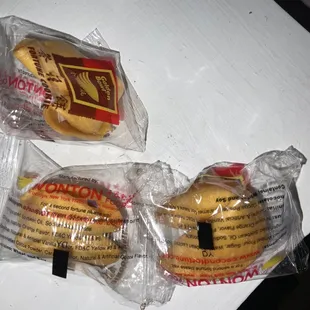 Fortune cookies (complementary)