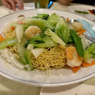 Pan Fried Noodle with Seafood (Mi Xao Don Do Bien)