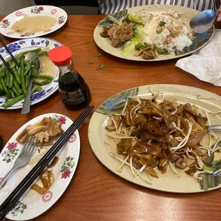 29. Beef Chow Fun with Sauce()