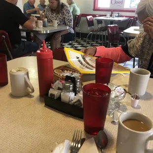 Breakfast ! Waiting for food.... busy!