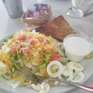 Salad with wild rice bread