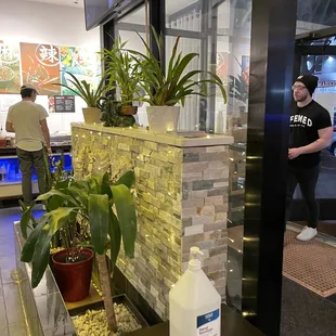 Entrance with the condiments bar in the back