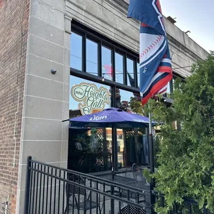 the outside of the restaurant